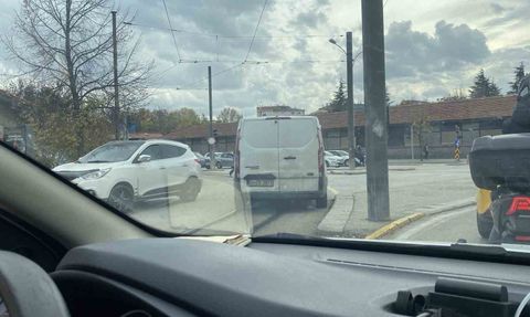 Eskişehir'de panelvanın tramvay banketinden dönüşü şaşkınlık yarattı