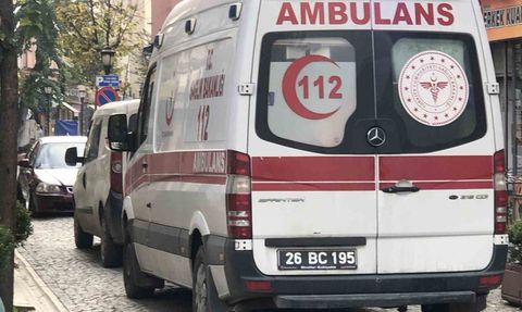 Eskişehir'de ters yönden giren plakasız otomobil ambulansı engelledi