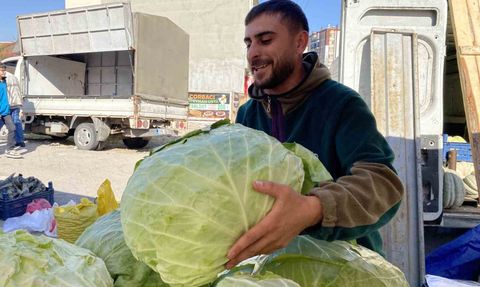 Eskişehir pazarında 11 kiloluk devasa lahanalar ilgi görüyor