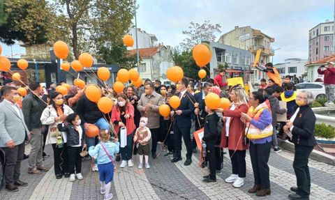 Ezine’de Lösemili Çocuklar Haftası Yürüyüşü Düzenlendi