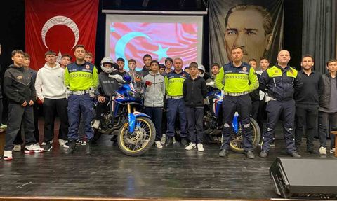 Ezine'de motosiklet sürücülerine güvenli sürüş eğitimi