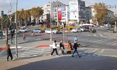 Fatih'te Motosiklet ve Otomobil Çarpıştı: 1 Yaralı