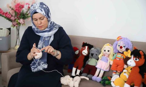 Gaziantep’te 34 yaşındaki Ayşe Çalışkan, 6 çocuğuna el emeği oyuncaklarla bakıyor