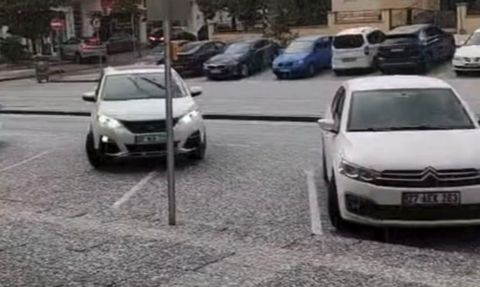 Gaziantep'te kısa süreli dolu cadde ve sokakları beyaza bürüdü