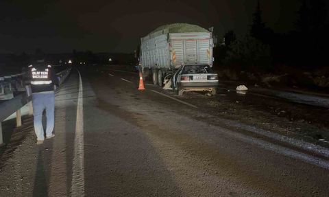 Gaziantep’te silaj yüklü kamyona arkadan çarpan otomobilde 3 kişi hayatını kaybetti