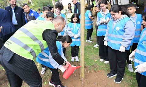 Gaziosmanpaşa’da 350 öğrenci 1 haftada 2 ton atık toplayıp 40 ağacı kurtardı