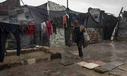 Gazze'de şiddetli yağış çadırları sel altına aldı