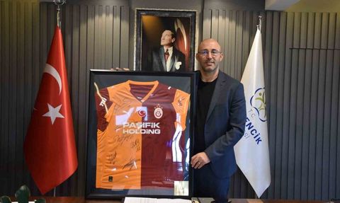 Germencik Başkanı Zencirci'den Galatasaray'a teşekkür: İmzalı Liverpool forması