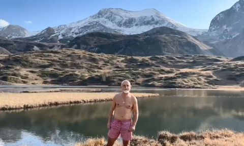 Giresunlu dağcı Arsiyan Yaylası'nda eksi 2 derecede gölde yüzdü