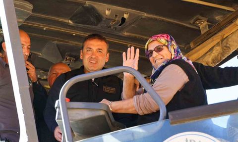 Gölpazarı'nda Köy Yolu Asfaltı Sebahat Teyze ile Attı