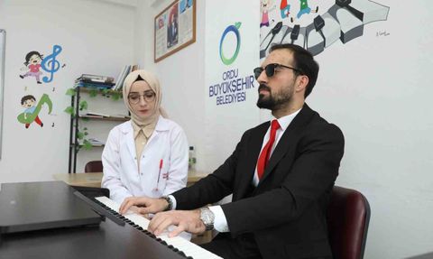 Görmeyen gözlerle değil, hisseden kalple çalıyor — Kemal Çoban ve ORMEK ile piyano yolculuğu