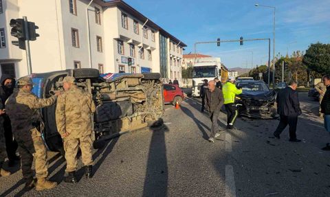 Gümüşhane'de Belediyeye Ait Araç Jandarma Minibüsüyle Çarpıştı
