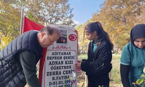 Güneşli Anadolu Lisesi öğrencileri şehit öğretmenleri andı