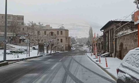 Güzelyurt ve Helvadere'de sabah kar yağışı hayatı beyaza bürüdü
