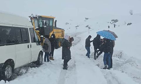 Hakkari'de 2600 rakımlı bölgede karda mahsur kalan yolcular kurtarıldı