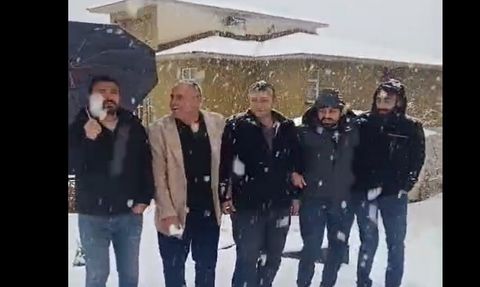 Hakkari'de Halaylı Kar Coşkusu: Dengbej Ahmet Ballıses Sahneye Çıktı