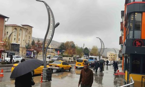 Hakkari’de merkezde yağmur, yüksek kesimlerde kar etkili oldu