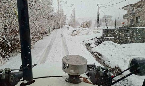 Hakkari'de mevsimin ilk karı kent merkezini beyaza bürüdü