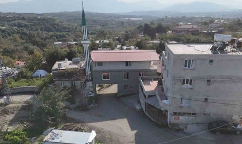 Hatay Üzengili Köyü Camisi: Altından 6 m genişliğinde yol geçen 4 m 70 cm yüksekliğinde yapı