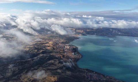 Hazarbaba ve Hazar Gölü'nde kartpostallık kış manzarası