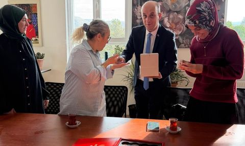 Hisarcık'ta öğretmenlere Türk bayrağı rozeti takdim edildi