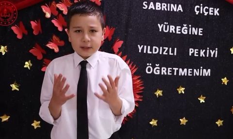 İlkokul Öğrencileri, Öğretmenlerin Klasik İfadelerini Canlandırarak 24 Kasım'ı Kutladı