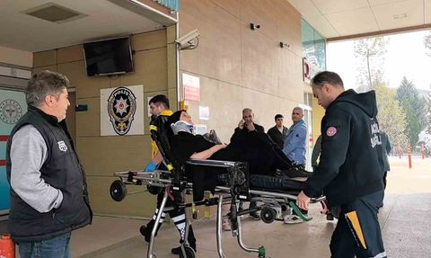 İnegöl’de eğitim sürüşünde şarampole yuvarlanan otomobilde iki kişi yaralandı