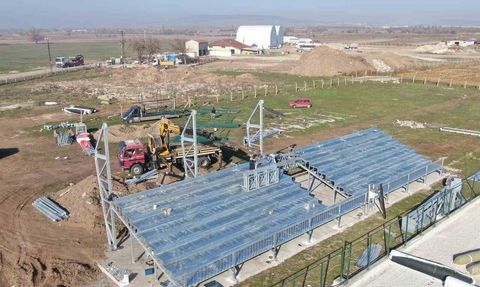 İnönü Spor Kompleksine Modern Çelik Tribünler Yerleştiriliyor
