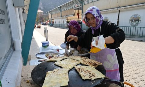 İnönülü Kadınlardan Başkan Hamamcı’ya Bazlama İkramı