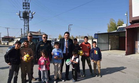 İpekyolu'nda kırsal okullarda 'Sanat Yolunda' ile sanat şöleni