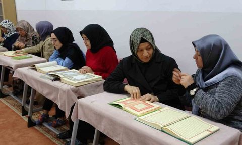 İşitme Engelli Kadın Kur’an-ı Kerim’i Bir Ayda Öğrendi