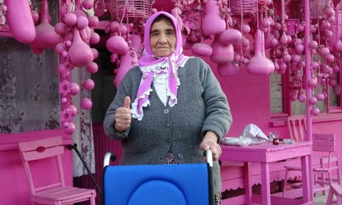 İsparta’nın Barbie’si akülü aracını pembeye boyamak istiyor