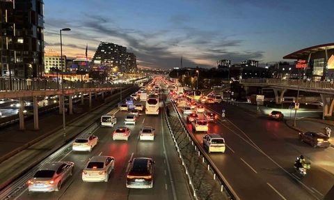 İstanbul'da akşam trafik yoğunluğu yüzde 85'e çıktı
