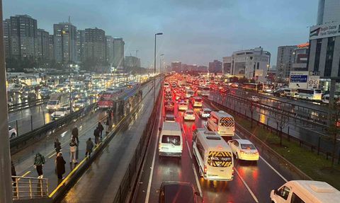 İstanbul'da Yağış Sonrası Dört Dörtlük Trafik Felaketi
