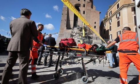 İtalya'da Tarihi Kule Çöktü, Bir İşçi Hayatını Kaybetti