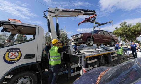 İzmir'de Hurda Araç Merkeziyle Terk Edilen Araçlar Ekonomiye Kazandırılıyor