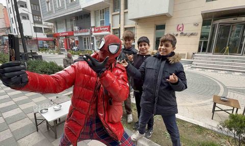 İzmirli 'Örümcek Adam' Tatvan'da Van Gölü'ne Dalış Yaptı