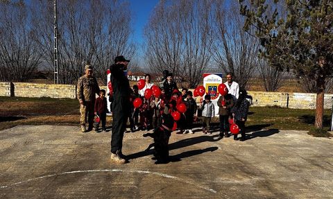 Jandarma'dan Karadiğin İlkokulu'na Çocuk Hakları Günü sürprizi
