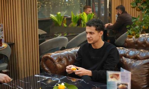 Kafede saksıda mandalina yetiştirip müşterilere ikram ediyor