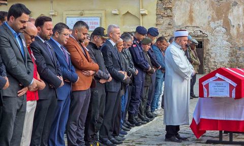 Kalp krizi sonucu hayatını kaybeden polis memuru Uğur Özdamar toprağa verildi