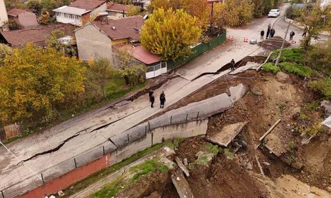 Karabük’te Mehmet Aktif İlkokulu yanındaki yol çöktü — Dron görüntüleri