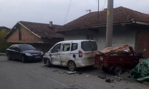 Karabük'te minibüs ve hafif ticari araç çarpıştı: 2 yaralı