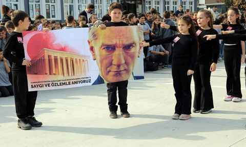 Karasu'da Fatih Sultan Mehmet İlkokulu'nda duygusal 10 Kasım anma programı