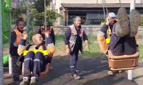 Karasu'da temizlik işçilerinin salıncakta eğlenceli molası