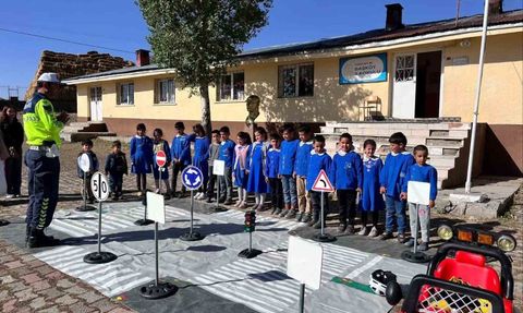 Kars’ta jandarma öğrencilere trafik ve bisiklet güvenliği eğitimi verdi