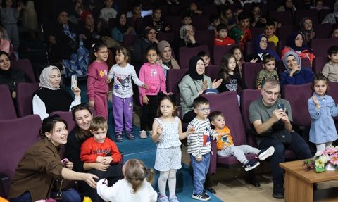 Kartepe'de büyükler ve küçüklere tiyatro şöleni