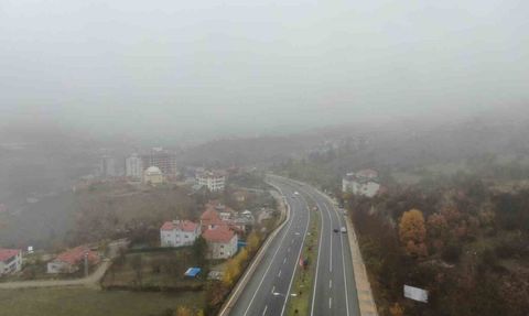 Kastamonu'da Yoğun Sis Trafikte Görüşü 50 Metreye Düşürdü