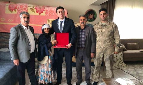 Kaymakam Erdoğan’dan şehit ailesine ziyaret