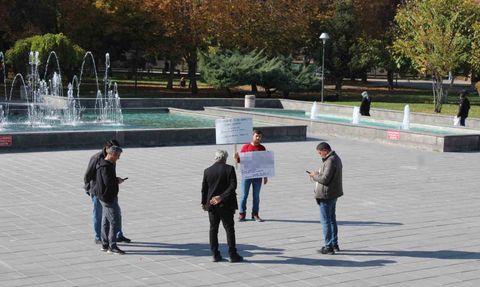 Kayseri'de boşanma davası süren baba parkta tek kişilik eylem yaptı