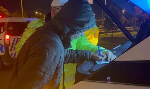 Kayseri'de direksiyon başında uyuyan sürücü kaldırıma çıktı, 1.74 promil alkollü bulundu